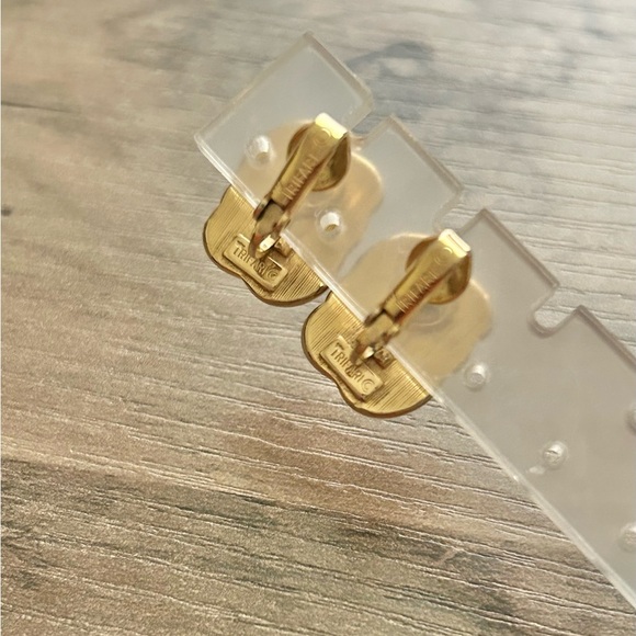 Trifari Vintage Gold and Pearl Clip On Earrings - Picture 3 of 4